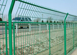 公路護(hù)欄網(wǎng) 道路安全之固盾，三角功能各顯良效
